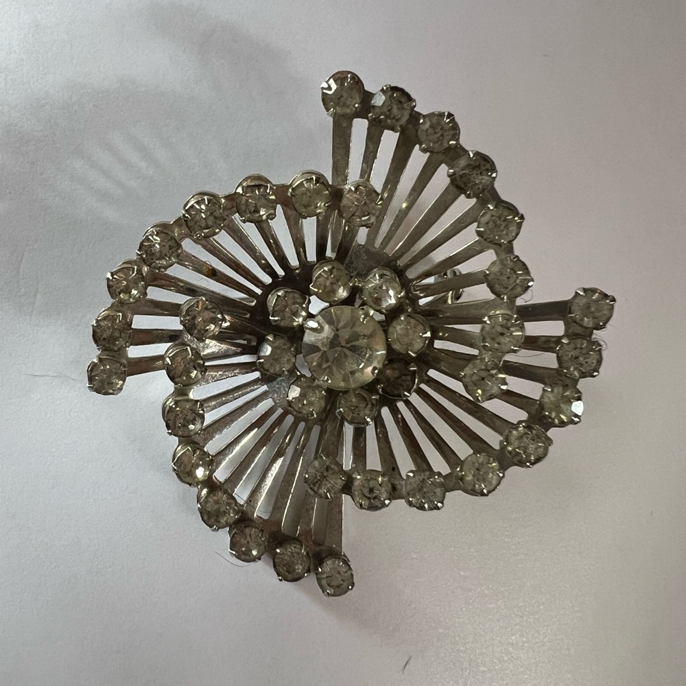 Vintage 1940’s Crysta! Rhinestone Brooch 5cm by 5cm
